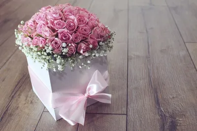 Открытка дорогой Диляре в День рождения с корзинкой цветов — скачать  бесплатно