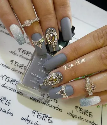 Маникюр со стразами 2024-2025 – фото модного дизайна ногтей со стразами,  новинки и тренды | Красивые ногти, Сиреневые ногти, Нейл-арт