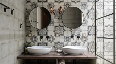 Белая плитка в ванной комнате: 60 фото в интерьере, современные идеи  оформления | Дизайн плитки в ванной, Реконструкция ванной, Небольшие ванные  комнаты