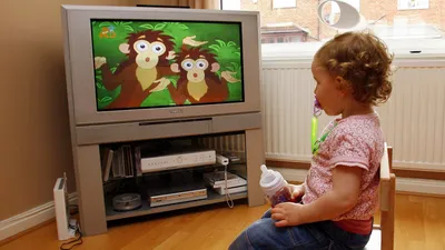 дети смотрят телевизор иллюстрация штока. иллюстрации насчитывающей кино -  254894681