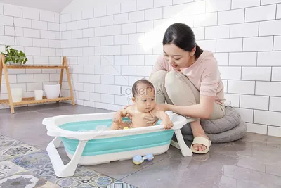 Молодой Бао мама домой чтобы принять ванну для младенцев изображение_Фото  номер 501776495_JPG Формат изображения_