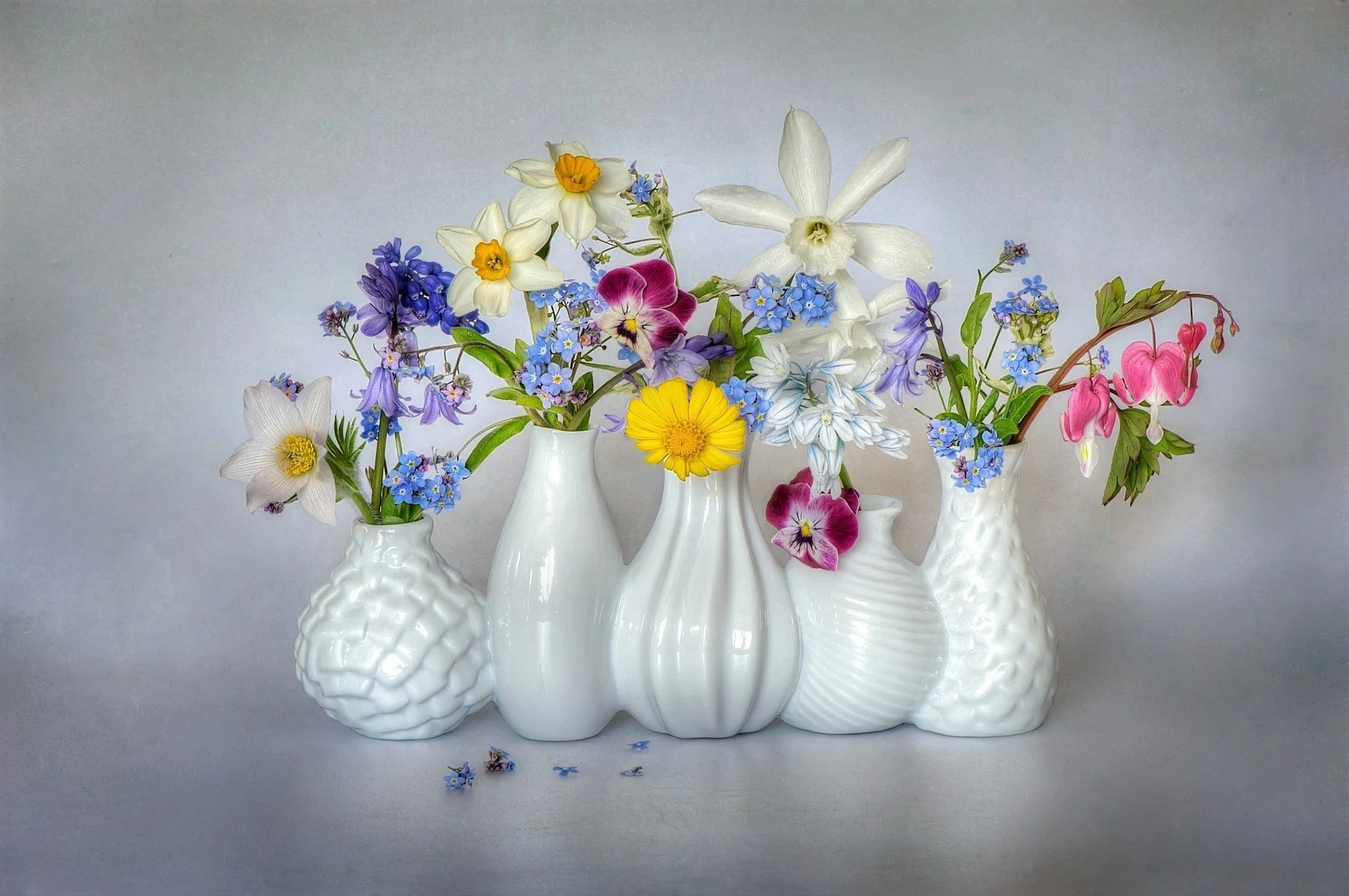 Цветки собранные вместе. Весенние цветы в вазе. Цветы в кувшине. Разные цветы в вазе. Натюрморт с весенними цветами.