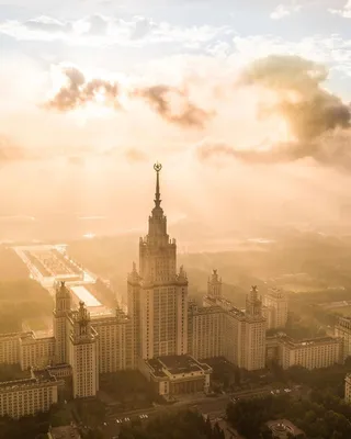 Доброе утро, Москва! МГУ на рассвете выглядит еще более внушительно. |  Пикабу