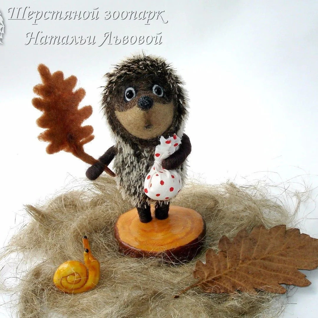 Всем доброе утро (день вечер)! Осенний ёжик из тумана. Он уже в надёжных  руках А я завалена заказами муль… | Wool hedgehog, Novelty christmas,  Christmas ornaments