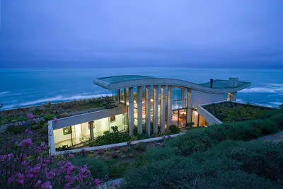 Красивый дом-волна с защищённым двором у океана | Частная Архитектура | Дзен