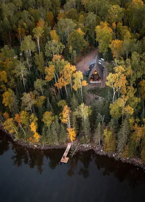 Маленький дом в лесу у озера - 78 фото