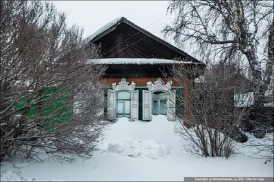 Зачем в Сибири старые дома по самые окна засыпают песком, снегом, а иногда  даже золой из печки | TravelManiac | Дзен