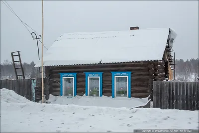 Зачем в Сибири старые дома по самые окна засыпают песком, снегом, а иногда  даже золой из печки | TravelManiac | Дзен