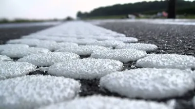 Что означает синяя дорожная разметка в виде пунктира вдоль платных парковок  на городских улицах согласно правилам дорожного движения, которую нанесли  на улицах Куйбышева и Клименко в Перми  г. -  -  