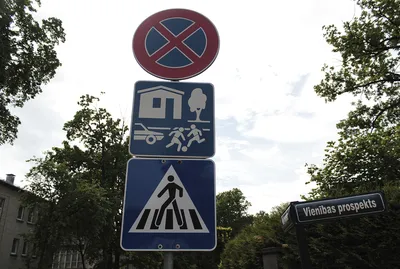 Дорожный знак со стрелкой работа мечты . Векторное изображение  ©borysshevchuk 5772680
