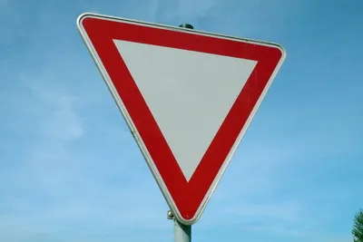 Дорожный знак «Уступи дорогу»: что означает и как выглядит