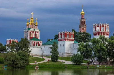 Самые высокие памятники Москвы: Монумент Победы, «Покорителям космоса»,  «Рабочий и колхозница» и другие.