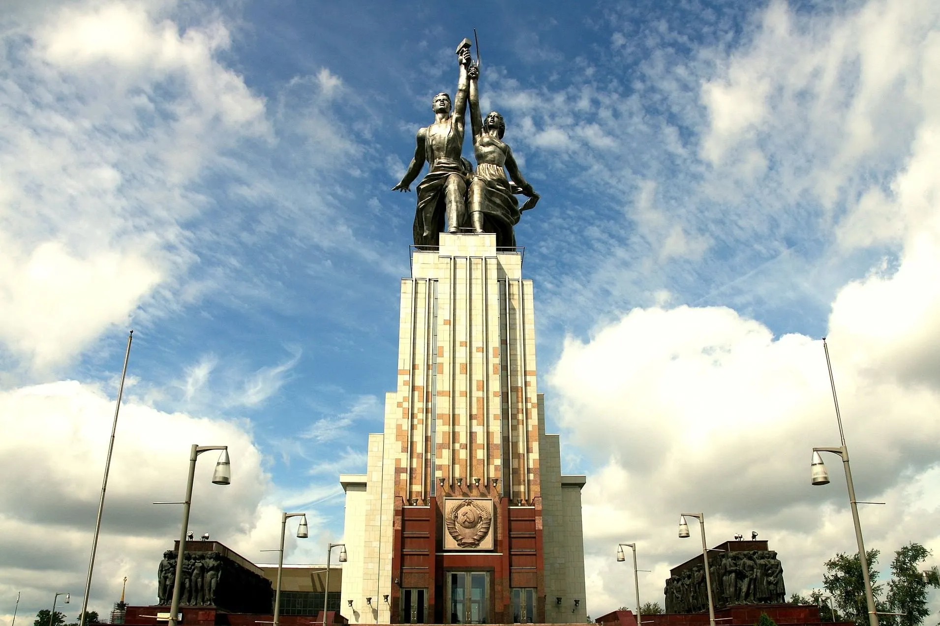 Памятник высокая пика в Москве.