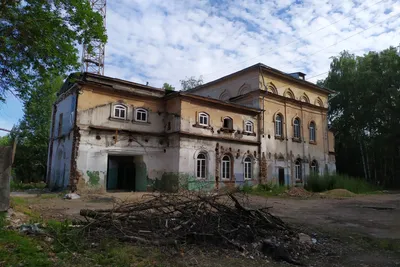 Фото Флакон духов с осенним пейзажем стоит на зеркальной поверхности