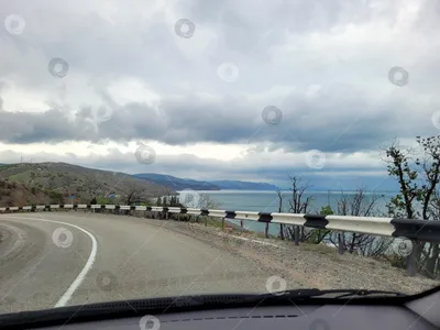 Вид на горы через лобовое стекло движущегося автомобиля. Вид из окна машины  - Ozero - российский фотосток