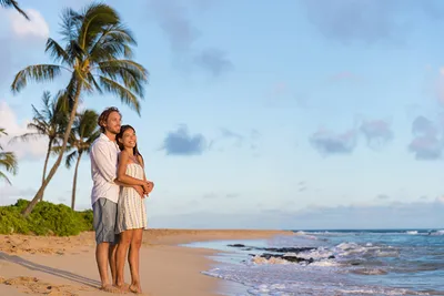 Романтика на закате, двое людей обнимаются на пляже, созданная ии |  Бесплатно Фото