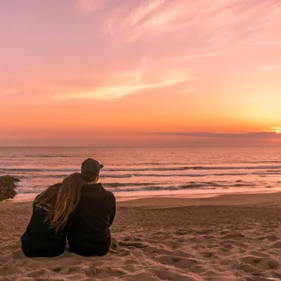 Фотографии молодая женщина Мужчины фотокамера пляжи Двое Шляпа