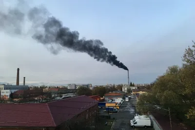 В Никополе из трубы бывшего ЮТЗ валит черный дым | Інформатор Нікополь