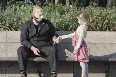 Джейсон Вурхиз из «Пятницы 13-е» снялся в социальной рекламе о пользе  защитных масок в общественных местах | RTVI НОВОСТИ | Дзен