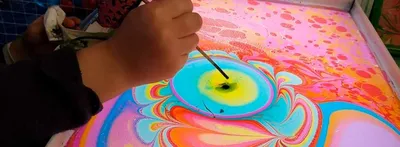 Познакомитесь с удивительным искусством эбру — рисование на воде!
