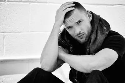 Обои для рабочего стола Мужчины Ed Skrein Лицо Взгляд Знаменитости Серый фон