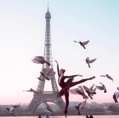 Фото Девушка-балерина на фоне Эйфелевой башни в окружении голубей