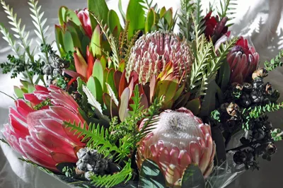 Композиция из голландских роз, экзотических цветов и сухоцвета с доставкой  по Актау — 