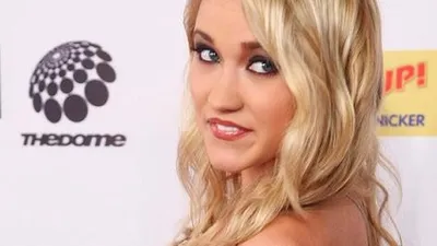 Шоу Келли Кларксон на X: «@EmilyOsment, возможно, не шведка, но она точно #PrettySmart! Посмотрите сегодня ее новый сериал Netflix о Келли и узнайте, что это такое».