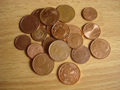 Почему евро и белорусские монеты магнитятся, а шведские и польские - нет? -  