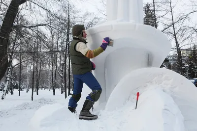 Зимний скульптор: костанаец Александр Рерих создает сказочных персонажей из  снега и льда | Газета Наш Костанай