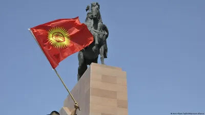 В Кочкорском районе установили самый большой флаг Кыргызстана. Видео