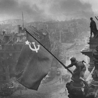  года. Знамя Победы над Рейхстагом