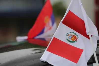 Флаг Перу: фото, как выглядит, картинки с гербом, что означают цвета,  история
