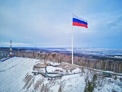 Гигантский флаг России вернулся в Красноярск слегка приспущенным