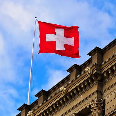 флаг Швейцарии на фоне природы Стоковое Фото - изображение насчитывающей  кантон, озеро: 231080562