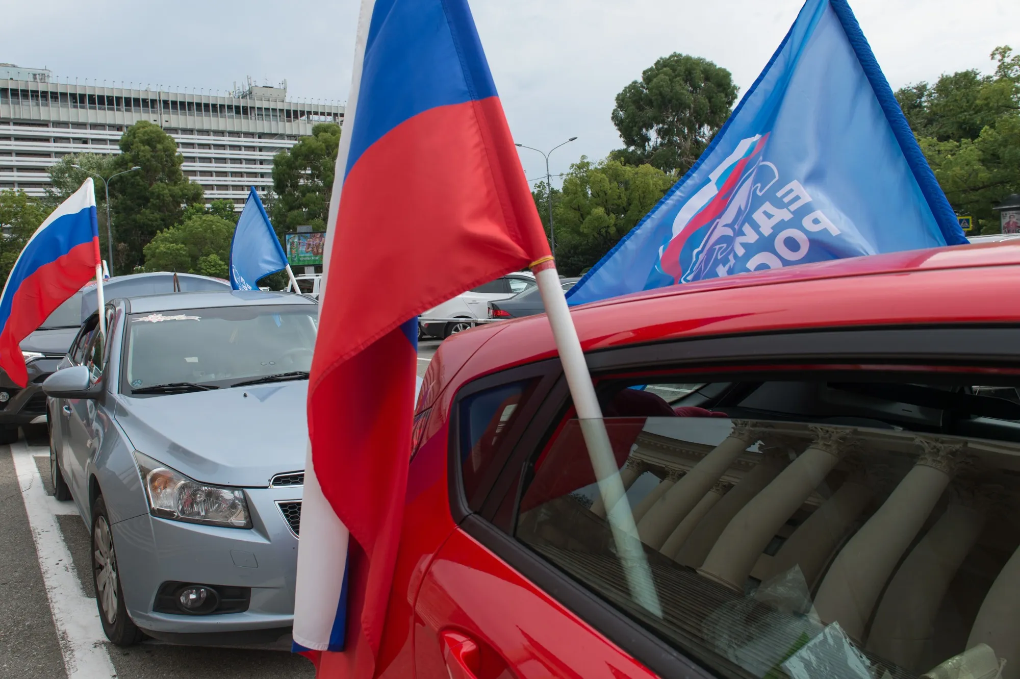Автомобильный флаг россии. Флаг на машине. Автопробег Россия. Крепление флага на автомобиль. Флажки в машину.