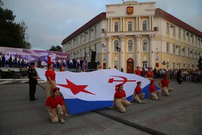 Флаг ВМФ СССР из Севастополя пронесли в Геленджике | "Прибой" – новости  Геленджика сегодня