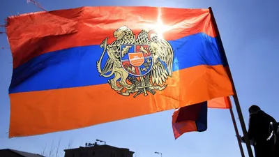 Роза в колбе цвета флага Армении в размере King - выгодная цена, доставка  по Москве и всей РФ