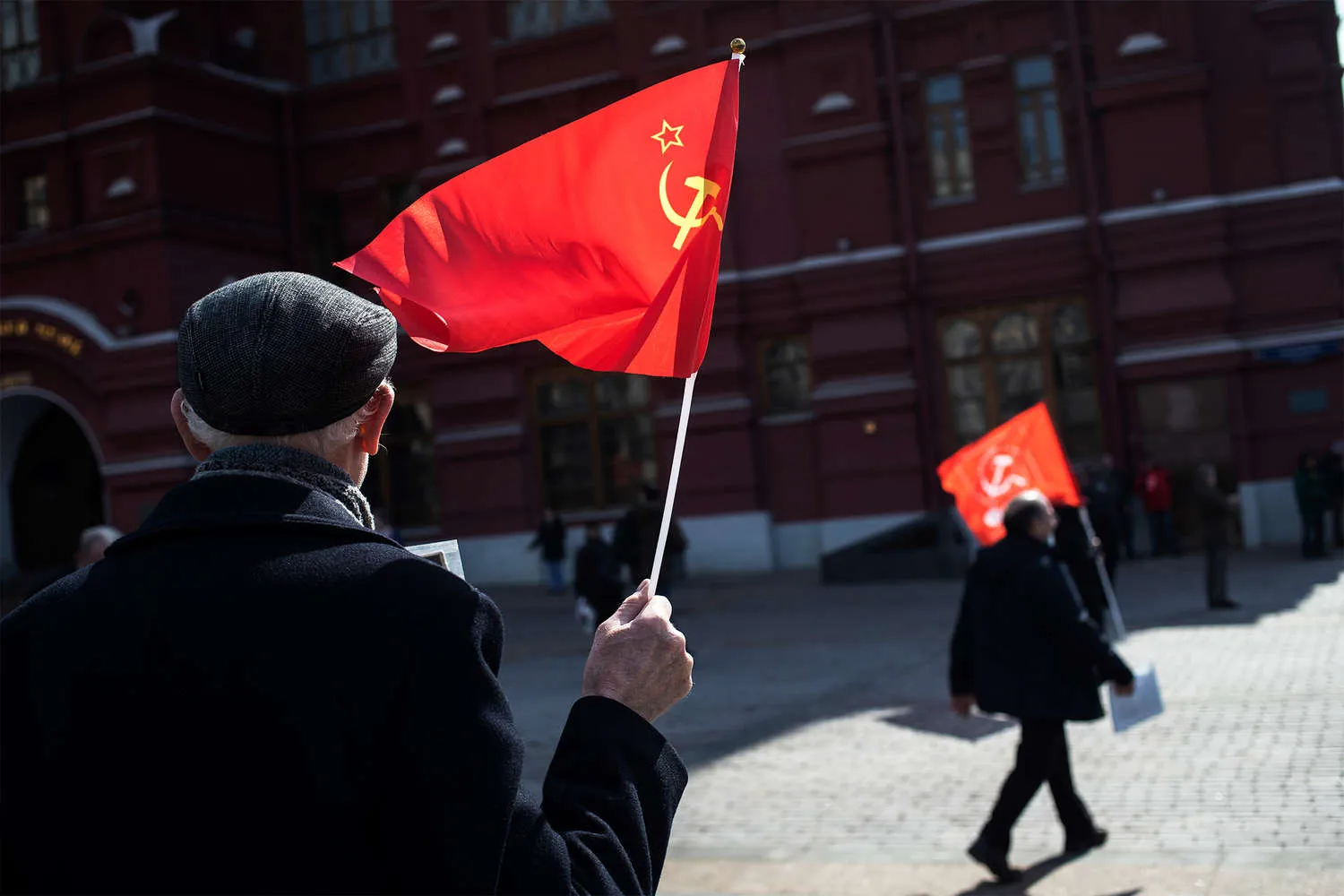 Флаг россии будет красным