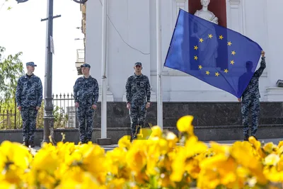 В Одессе у мэрии и военной администрации торжественно подняли флаги  Евросоюза (фото) | Новости Одессы