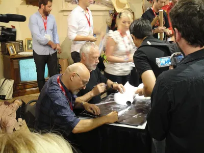 Файл:Comic-Con 2010 — Фрэнк Дарабонт и Дрю Струзан подписывают ограниченный тираж плаката «Ходячие мертвецы».jpg — Википедия