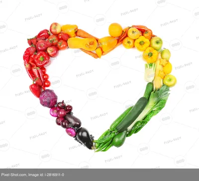 Свежие овощи и фрукты в изогнутой форме на белом фоне | Премиум Фото