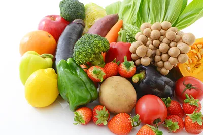 Расположение фруктов и овощей на белом фоне — Гурме, жизненно - Stock Photo  | #154628404