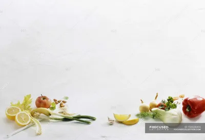 Векторная композиция из фруктов и овощей. Симпатичный горизонтальный набор  с яблоками, тыквой и морковью. Клипарт с композицией осеннего сада. Значок  урожая осеннего сезона, выделенный на белом фоне - Ozero - российский  фотосток