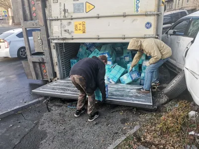 Что в эти минуты происходит на месте крушения фуры в центре Владивостока  (видео) - PrimaMedia