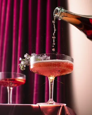 Бокалы для шампанского: какие должны быть, как правильно держать фужеры,  красивые бокалы-тюльпан наборы
