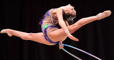 Молодая женщина художественной гимнастики палку упражнения показ  изображение_Фото номер 501556777_JPG Формат изображения_