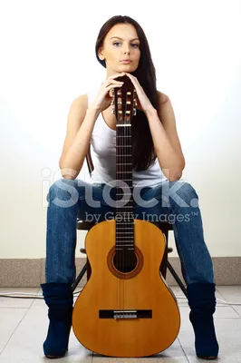 Картинка Гитара красивая молодая женщина ног азиатки Ствол 2560x1440