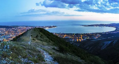 Панорама курорта геленджик с дрона город геленджик на берегу геленджикской  бухты | Премиум Фото