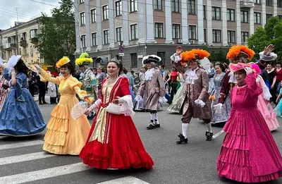 Праздничное шествие на День Города 2022 в Хабаровске: торжественная  процессия прошла по центру города - 